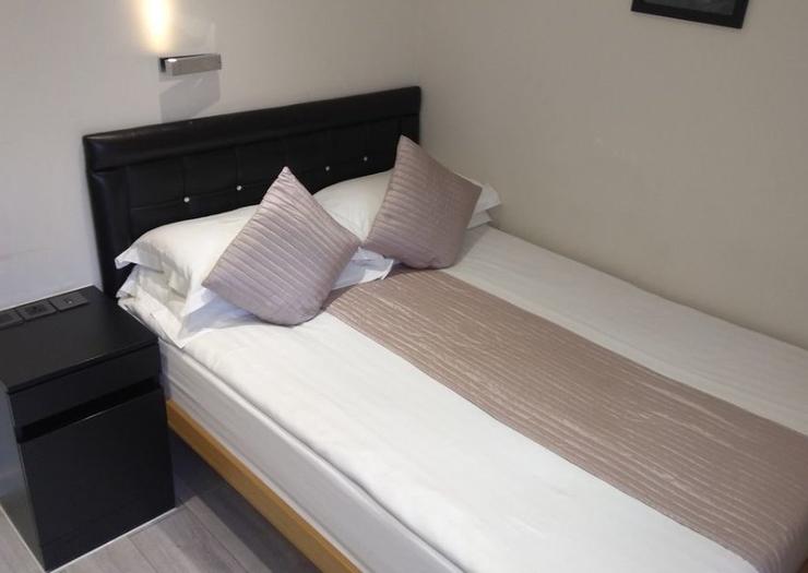 1 Double Bed & 2 Single Beds NOX Kensington London 1 Double Bed & 2 Single Beds NOX Kensington London