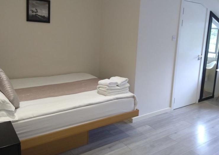 1 Double Bed & 2 Single Beds NOX Kensington London 1 Double Bed & 2 Single Beds NOX Kensington London