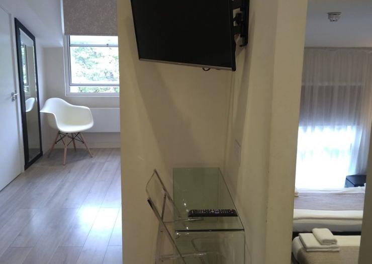 1 Double Bed & 2 Single Beds NOX Kensington London 1 Double Bed & 2 Single Beds NOX Kensington London