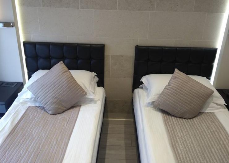 1 Double Bed & 2 Single Beds NOX Kensington London 1 Double Bed & 2 Single Beds NOX Kensington London